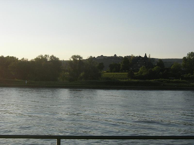 2009-05-Ausflug-Bacharach 088.jpg - Schloß Johannisberg und Villa Gutenberg im Gegenlicht signalisieren: Das war's - ein wunderschöner Tag geht zu Ende